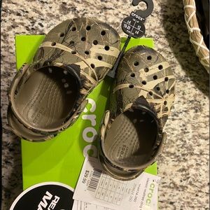 4c camo crocs
